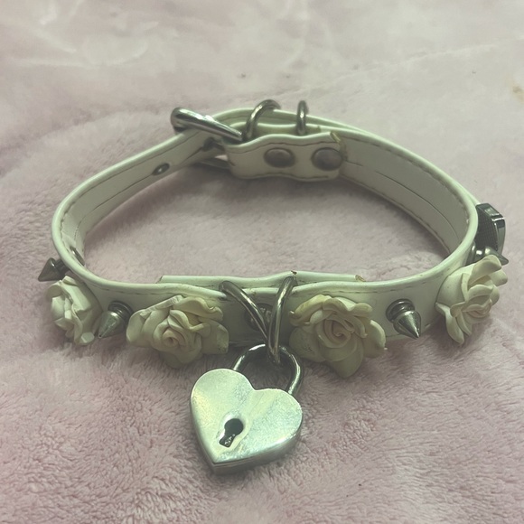 white spiked choker with heart lock and roses - Picture 1 of 3